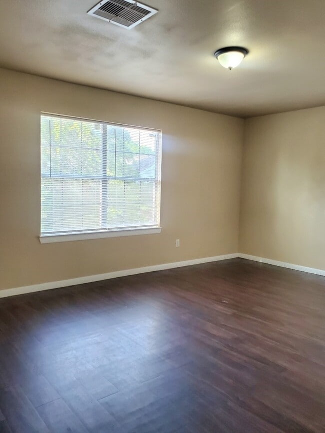 Building Photo - 512 Avenue A