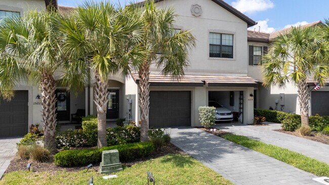 Building Photo - Newer-construction townhome in the highly desirable Lorraine Lakes