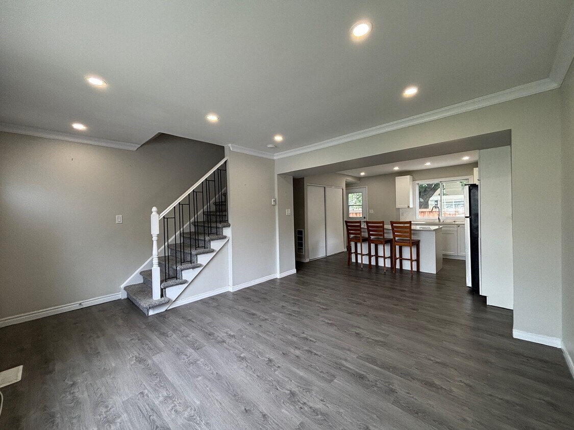 Photo principale - Freshly Renovated 2 Bed 1 Bath Townhome in...
