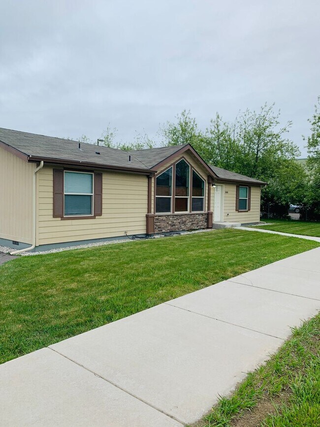 Building Photo - Hellgate Elementary School Area - 3 Bed, 2 Bath, Garage and a Fenced Yard