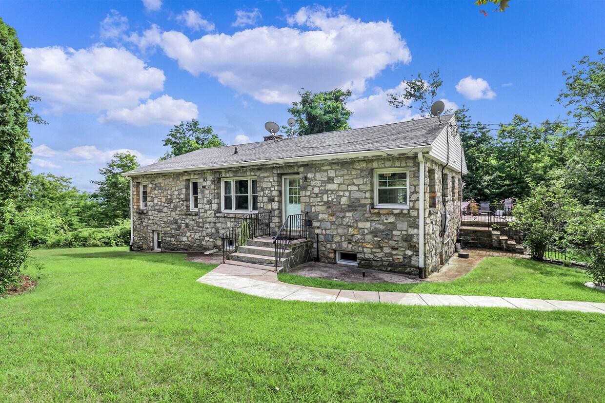 Foto principal - 63 Crosby Rd