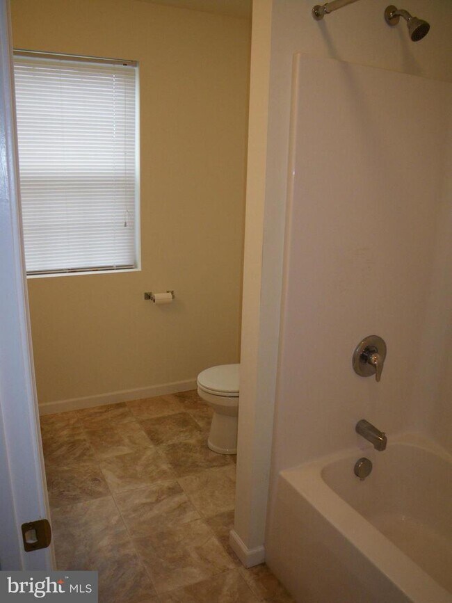 Building Photo - 459 Lantern Ln