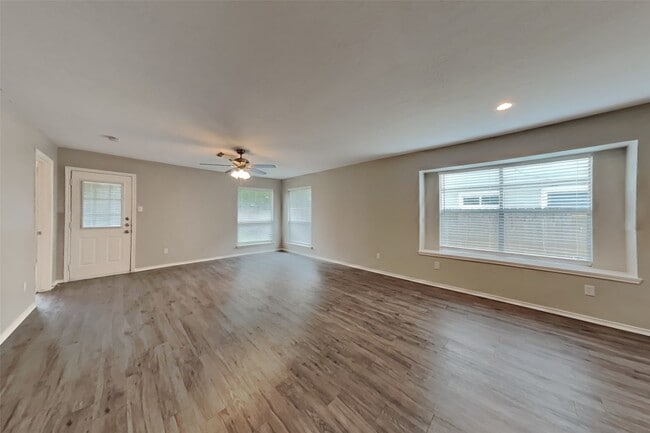 Building Photo - 2039 Greencrest Dr