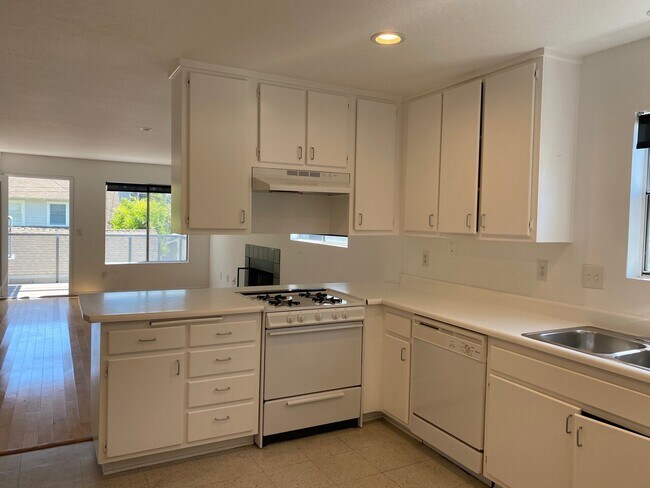 Building Photo - 504 Altair