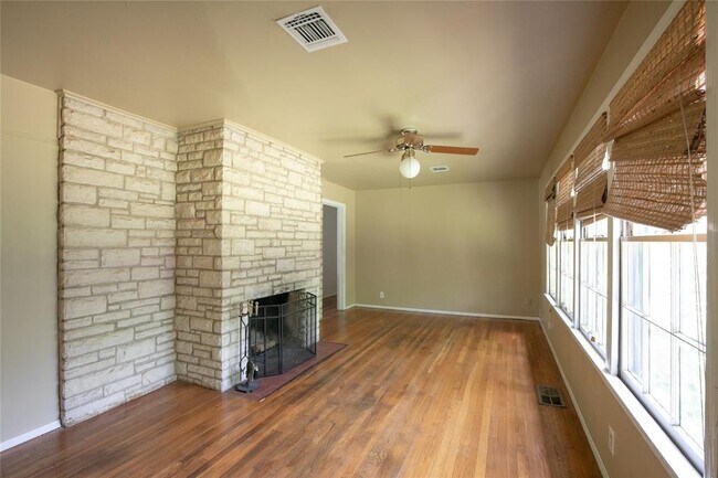 Foto del edificio - 1811 E 39th St