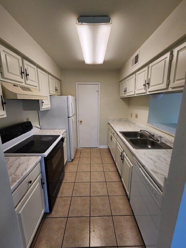 Building Photo - 251 Antrim Dr. , Unit B, Baton Rouge, LA 7...