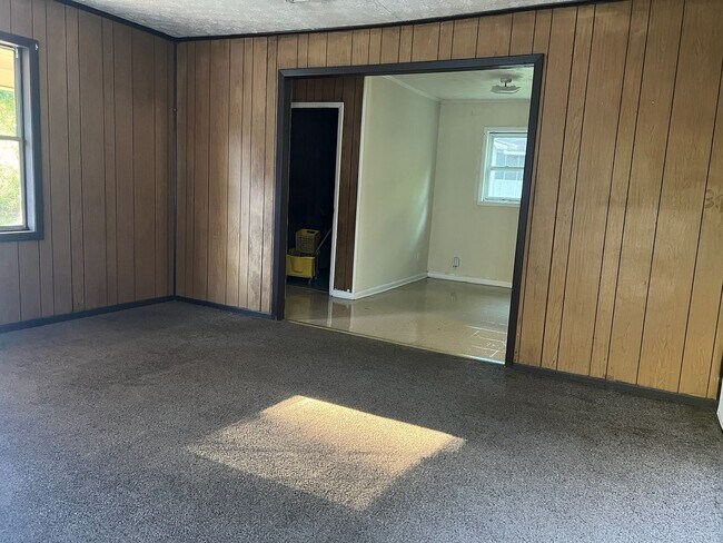 Building Photo - Brick Home Located on large corner lot