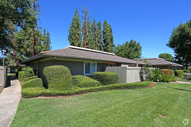 Foto del edificio - Monterey Pines Apartments