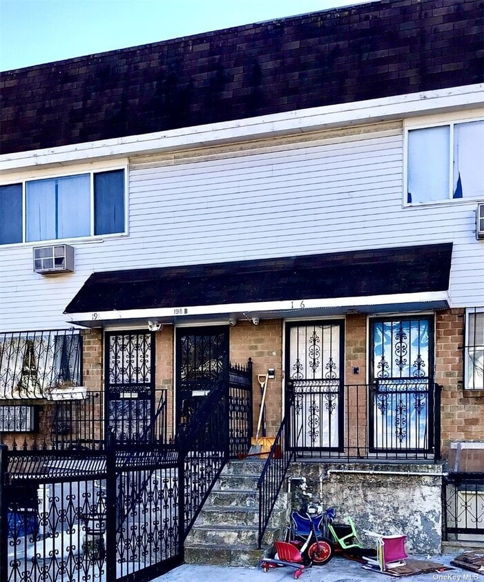Primary Photo - 198 Hopkins St