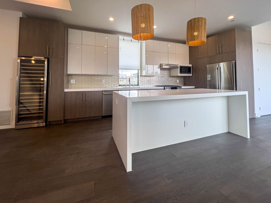 Foto principal - 3 BR / 3.5 Bath Renovated Town-House in Pr...