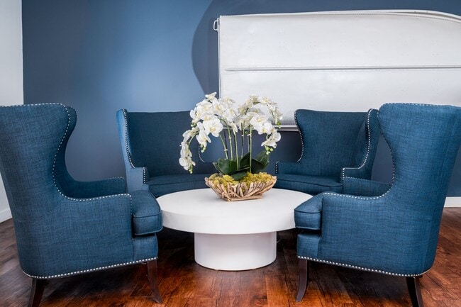 Building Photo - Highcroft Manor Apartments Located in Wayzata, MN