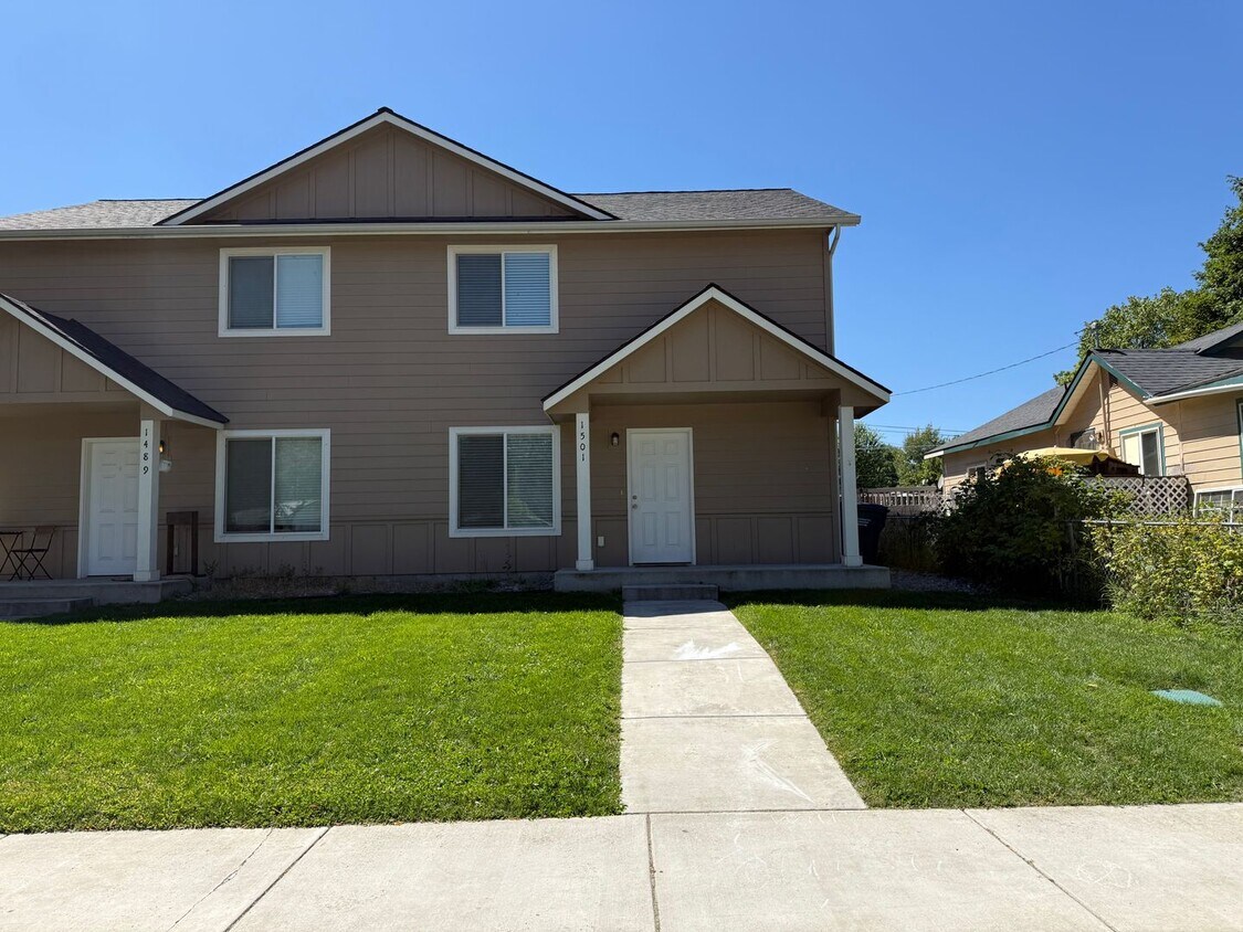 Building Photo - Duplex mid town CDA