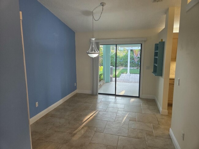 Building Photo - 142 Queens Ln