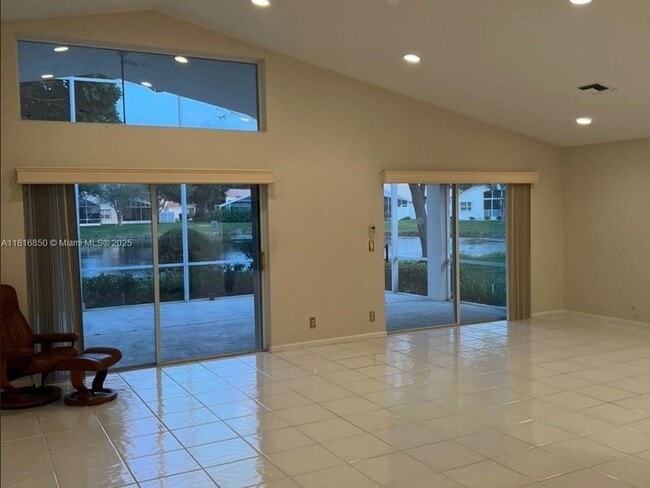 Building Photo - 10566 Sunset Isles Ct