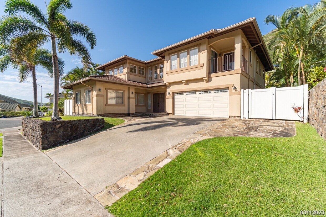 Primary Photo - Exclusive 3,081 SQ FT 4BR, 2.5BA House in ...