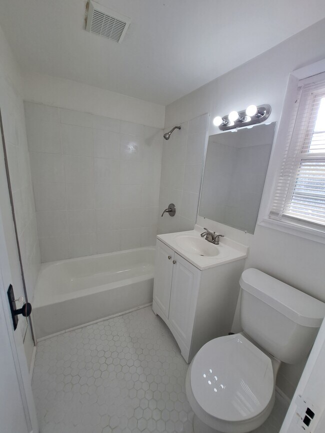 Building Photo - 952 Jefferson Dr