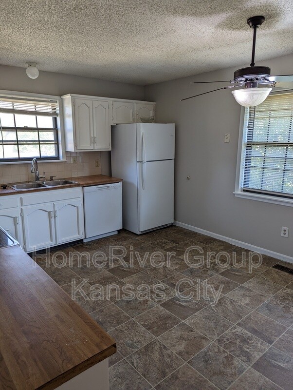 Building Photo - 111 E Foxwood Dr