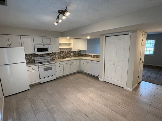 Building Photo - Beautiful 2 bedroom condo available July 2...