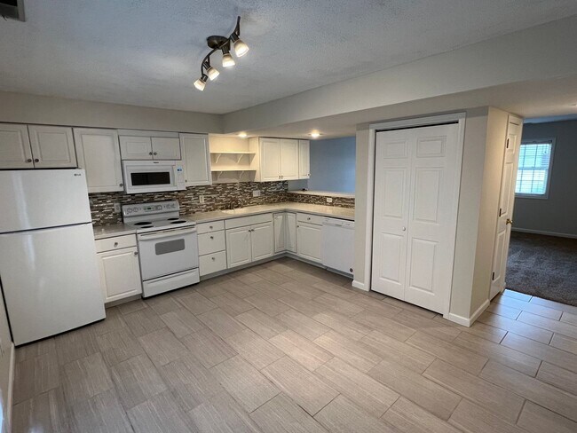 Foto del edificio - Beautiful 2 bedroom condo available July 2...