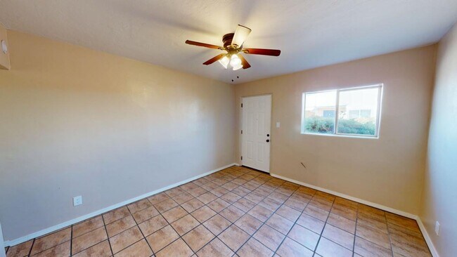Building Photo - Centrally located 1BR apartment. Utilities included.