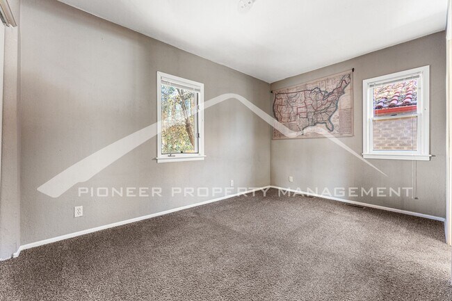 Building Photo - Spacious House with Fenced Yard & Washer/D...