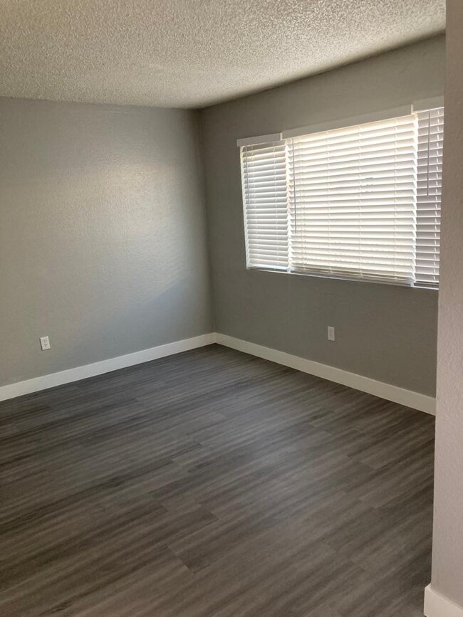 Building Photo - 5313 W Cheyenne Ave