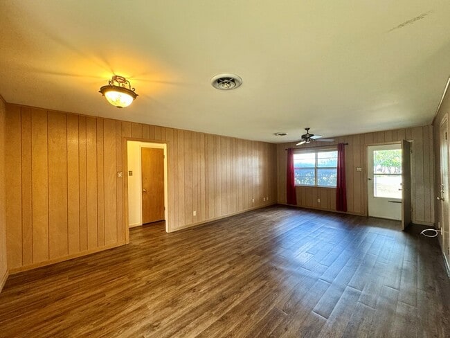 Building Photo - 719 Lake Dr