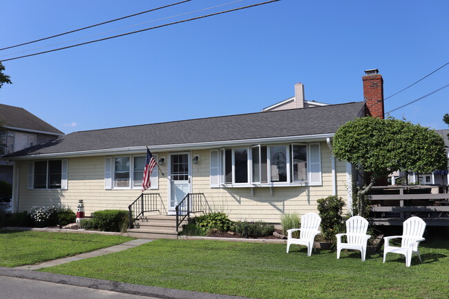 Building Photo - 14 Leeway Dr