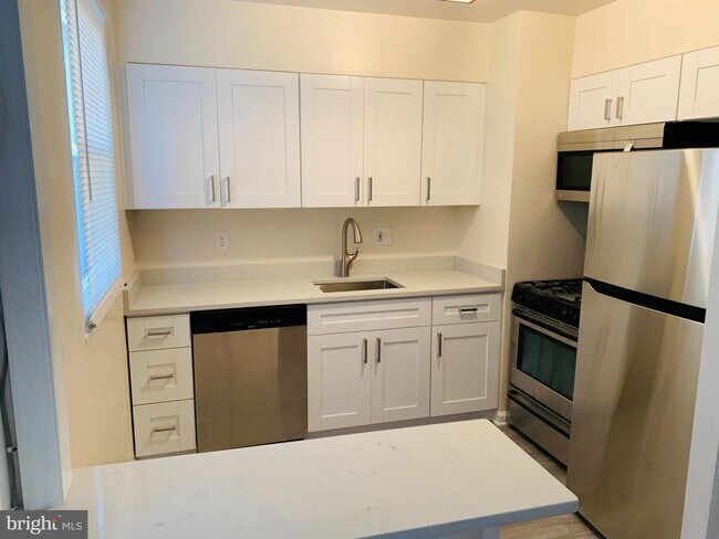 Building Photo - 4824 Chevy Chase Dr