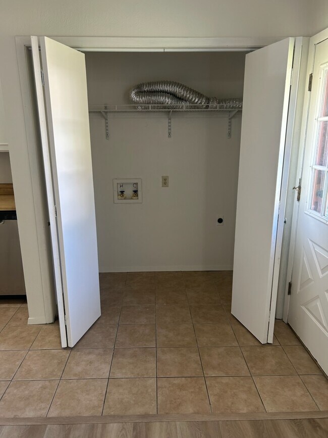 Building Photo - 420 Fox Dr