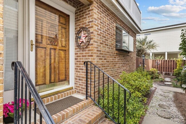 Building Photo - Walk to Beach, Pet Friendly, 3 Bedroom, 2 ...