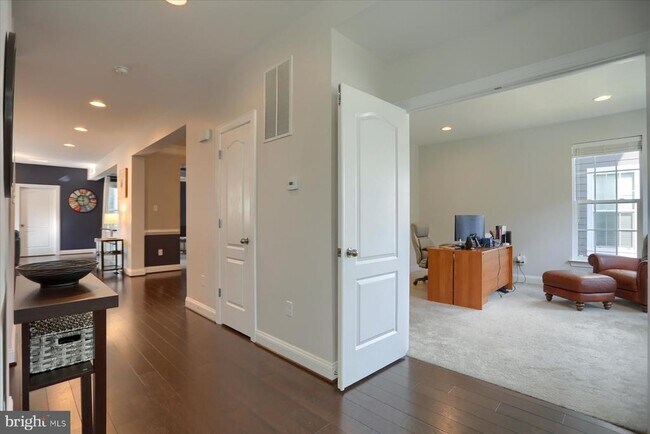 Foto del edificio - 6407 Falconwood St