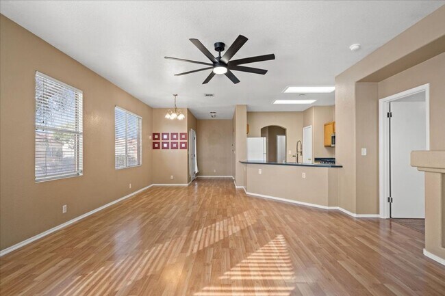 Foto del edificio - Charming Centennial Hills Home with Hardwood Floors & Covered Patio