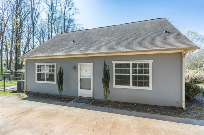 Building Photo - Spacious 3 bed 2 Bathroom House in Peace H...