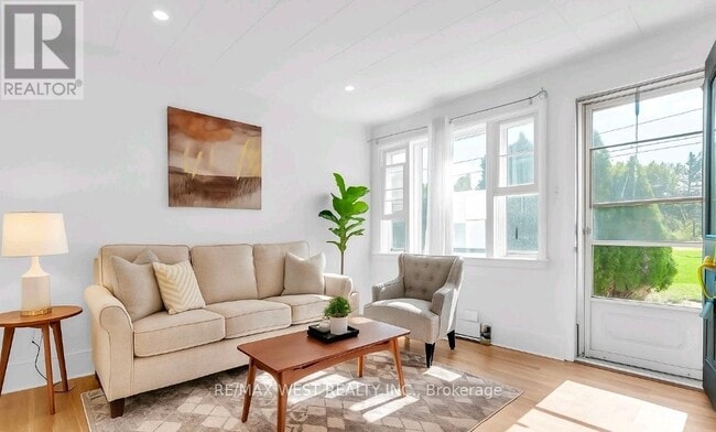 Photo du bâtiment - 328 Little Ave