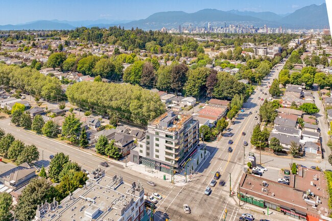 Photo aérienne - Main & 41st Apartments