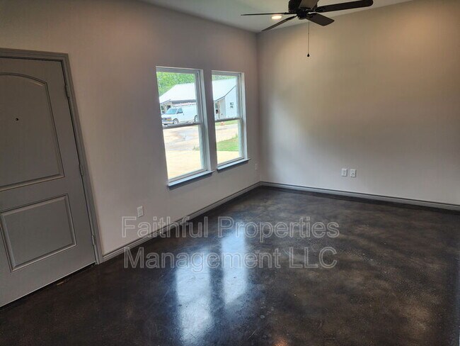 Building Photo - 407 N Logan Ln