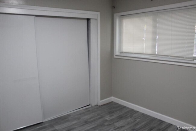 Building Photo - Updated Inkster 3 Bed / 1 Bath Home w/ Garage & Basement