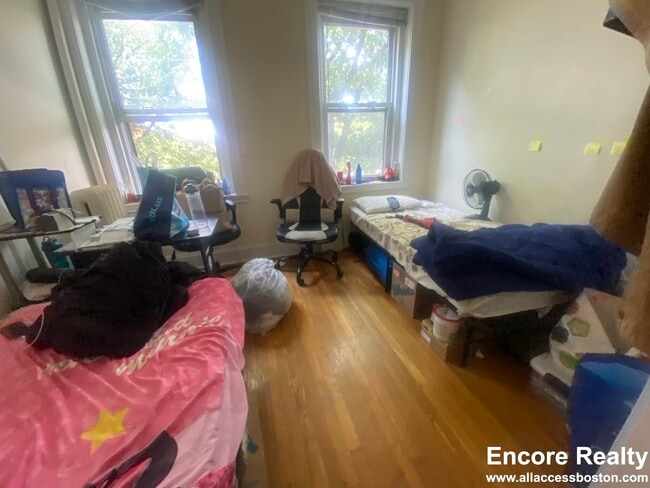 Building Photo - 364 Riverway