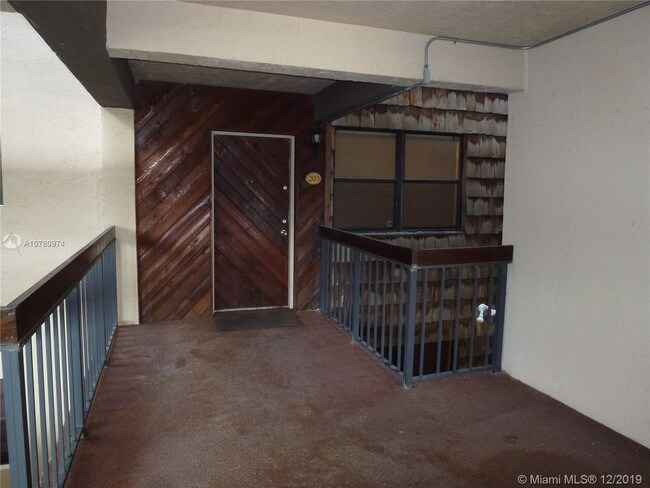 Foto del edificio - 491 Ives Dairy Rd