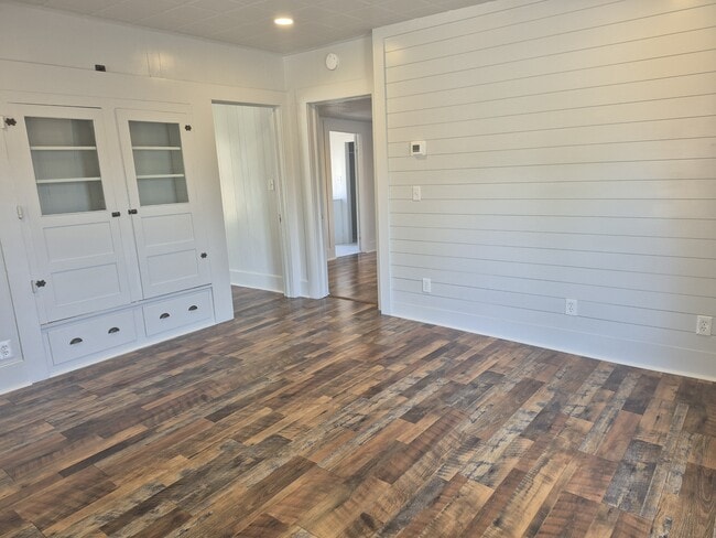 Building Photo - 547 McLean Rd