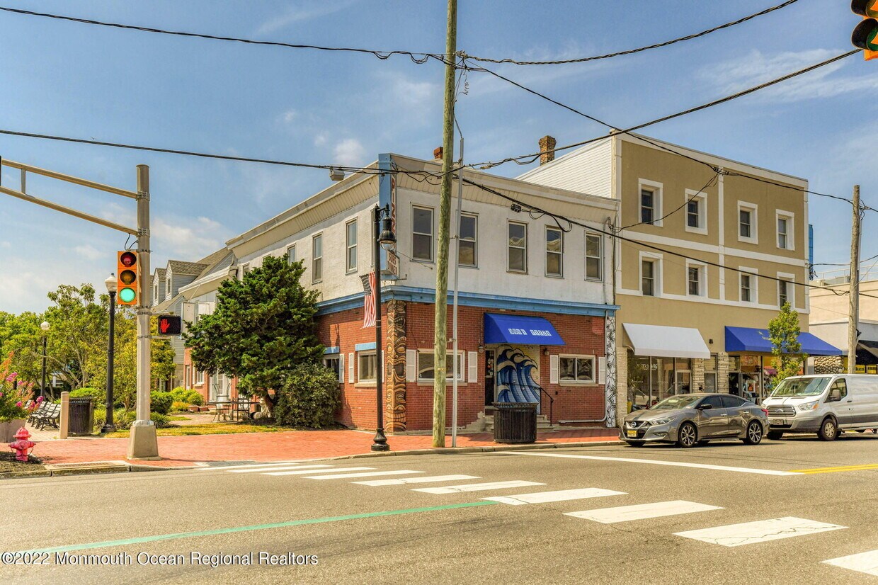 Primary Photo - 811 Main St