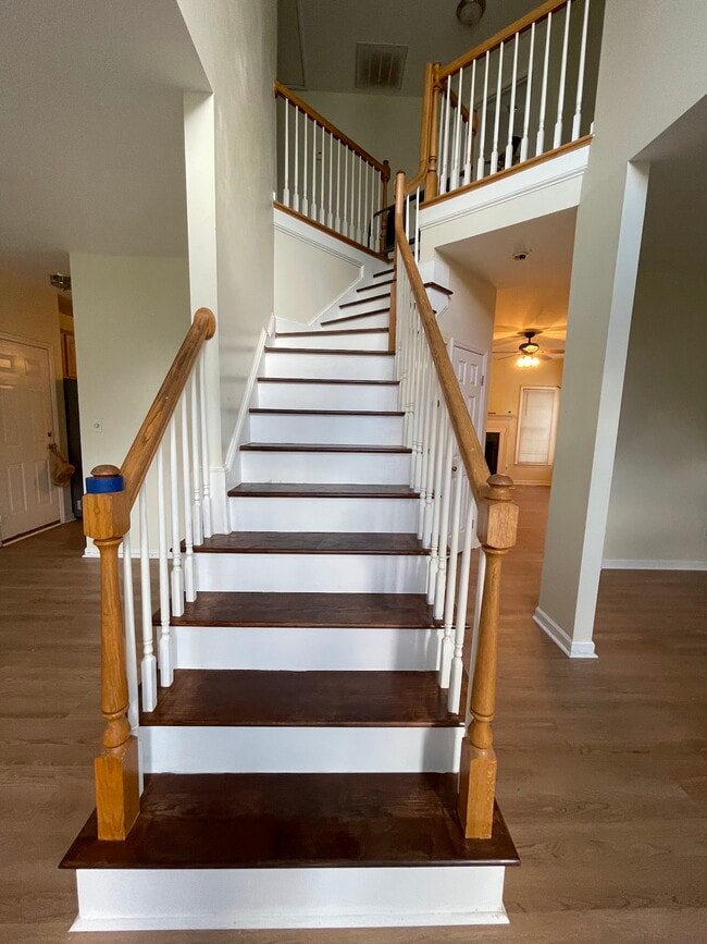 Photo - 412 Silvergrove Dr House