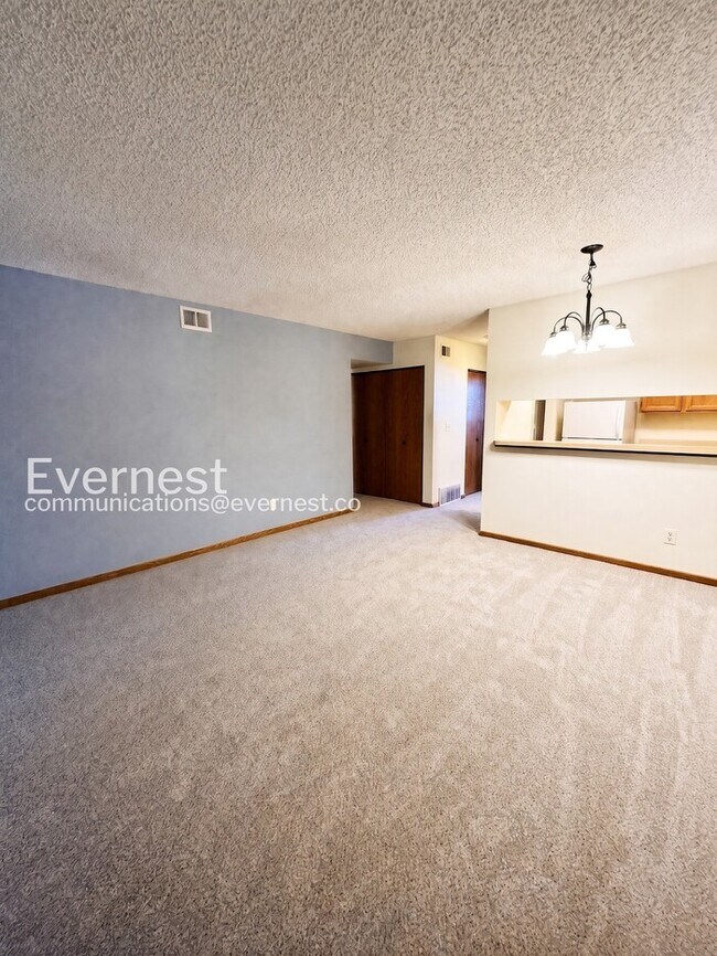 Foto del edificio - 2 Bed, 1 Bath Condo with Modern Amenities / Available Soon!