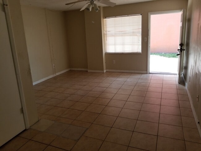Foto del edificio - 1619 W Oak Ridge Rd