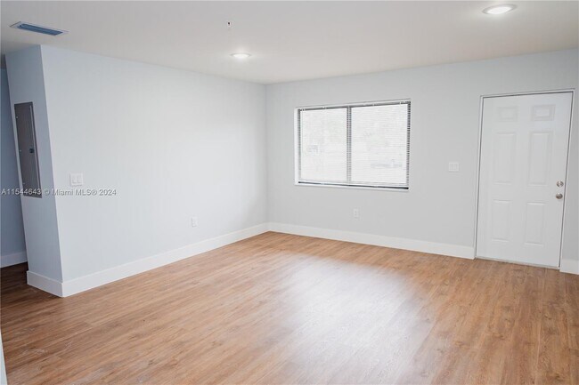 Building Photo - 1215 SW 39th Ave