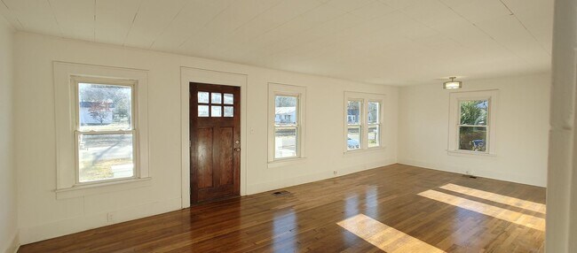 Foto del edificio - LEASE ONLY - 2219 Lyndon Ave.