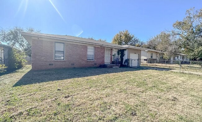 Foto del edificio - 3 bed/1 bath!
