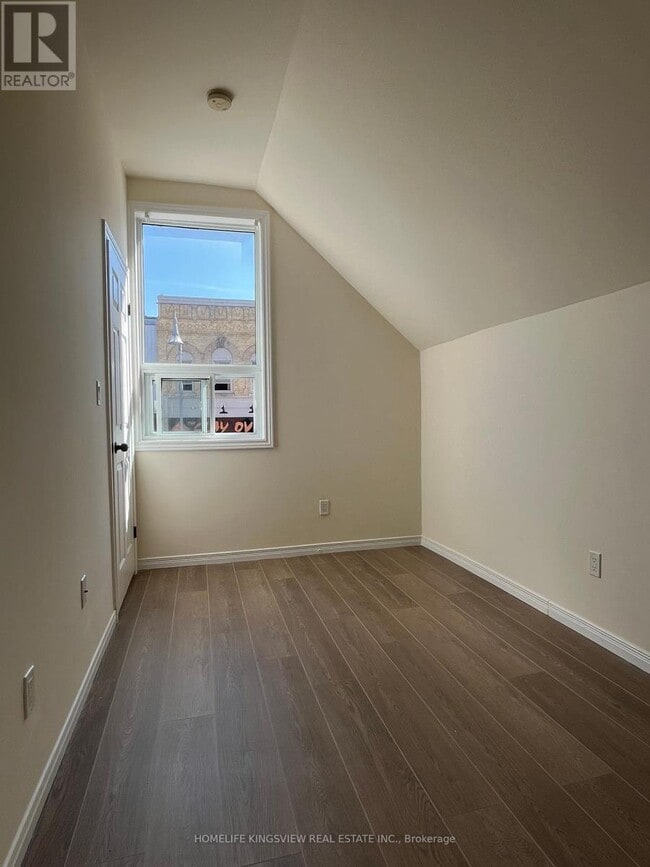 Building Photo - 647 Talbot St