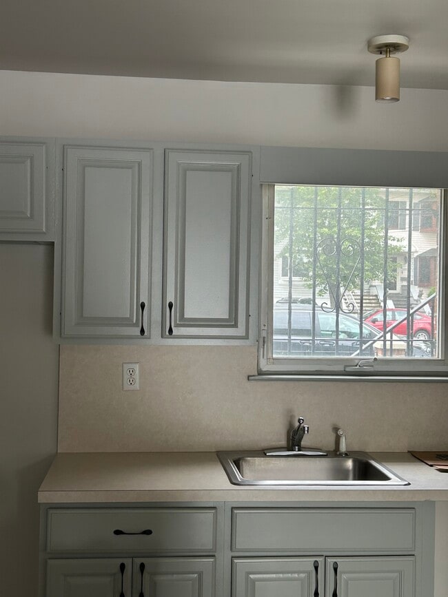 Building Photo - 3370 Baychester Ave